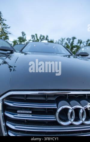 Vinkovci, Croazia - 15 maggio 2026: Primo piano ad angolazione bassa di una berlina Audi nera con enfasi sulla griglia anteriore cromata, il badge e il logo quattro, con riflessi morbidi Foto Stock