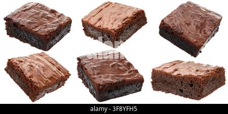 Deliziosi pezzi di brownie al cioccolato isolati su bianco, disposti Foto Stock