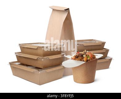 Servizio di consegna di cibo. Diversi pasti in confezioni da asporto su sfondo bianco Foto Stock
