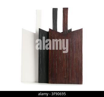 Tre taglieri decorativi in legno bianchi, neri e marroni con superfici strutturate, utensili da cucina e decorazione per la casa Foto Stock