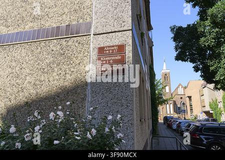 Segni marroni per il turismo sull'angolo in cemento lavato di un edificio prefabbricato WBS-70 modificato del socialismo della DDR DDR, che indicano la w Foto Stock