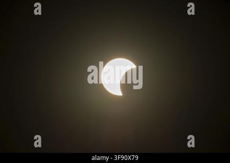 Stoccarda durante l'eclissi solare: Il sole è parzialmente oscurato dalla luna e appare sopra il paesaggio intorno alla cappella funebre nel Württemberg. Foto Stock