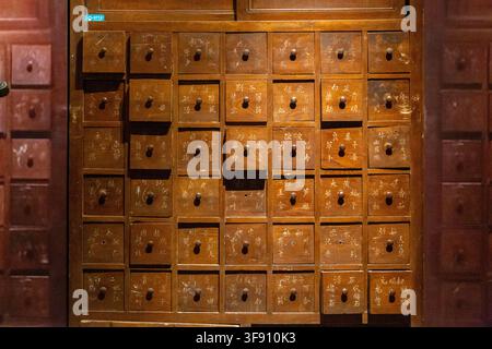 Display interno di un armadietto di medicina erboristica tradizionale cinese Foto Stock