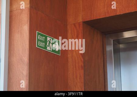 Segnale di uscita in un corridoio dell'edificio Foto Stock