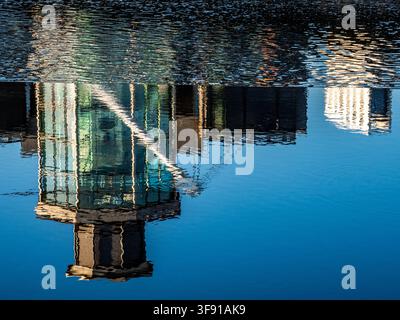 Riflessione astratta dell'edificio Royal Armouries che brilla sull'acqua calma Foto Stock