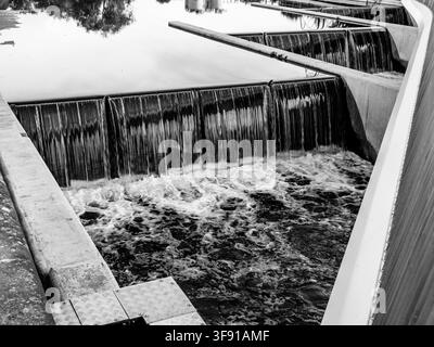 Vista monotona dell'acqua che scorre sulla passerella per pesci del Knostrop Weir a Leeds Foto Stock