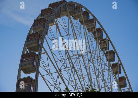 Struttura architettonica in acciaio di una gigantesca ruota panoramica contro un cielo blu. Foto Stock