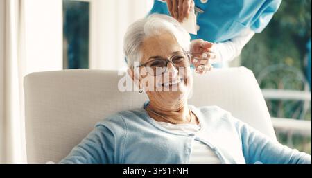 Ritratto, donna anziana o felice con infermiera per la cura dei capelli, assistenza domiciliare o pettinatura dei capelli a casa. Persona anziana, donna sorridente con occhiali Foto Stock