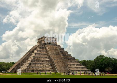 Messico, 07 settembre 2017: antica piramide a gradini Maya di El Castillo a Chichén Itzá con turisti. Foto Stock