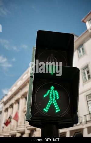 Semaforo pedonale verde nel centro di Lisbona Foto Stock