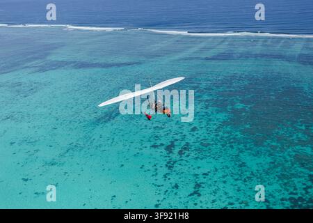 Vista aerea di un aereo ultraleggero che sorvola le acque turchesi e la barriera corallina della costa di Ningaloo a Ningaloo, Australia Occidentale, Australia. Foto Stock