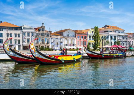 Coloratissimi barche tradizionali Moliceiros sul Canal Central di Aveiro, Portogallo, Europa Sudoccidentale Foto Stock