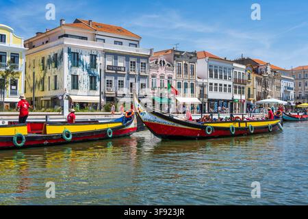 Coloratissimi barche tradizionali Moliceiros sul Canal Central di Aveiro, Portogallo, Europa Sudoccidentale Foto Stock