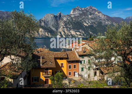 Pittoresco borgo con case colorate sul lago, Torbole, Lago di Garda, Trento, Trentino-alto Adige, Italia Foto Stock