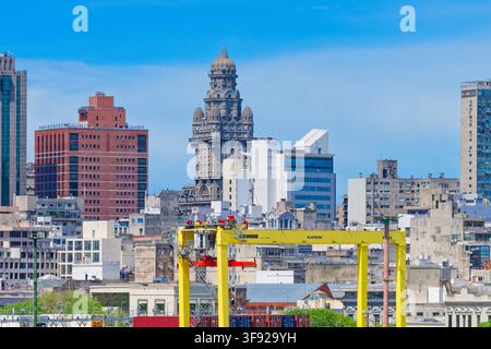 Skyline, Palacio Salvo, Plaza Independencia, Montevideo, Uruguay, Sud America Foto Stock