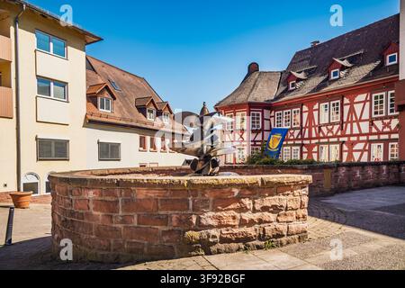 Neckarsteinach, Germania - 30 aprile 2026: Piazza storica tedesca con una fontana unica e architettura tradizionale Foto Stock