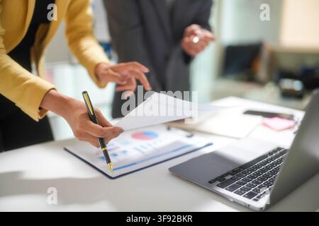 Team aziendale che revisiona i rapporti finanziari in ufficio Foto Stock