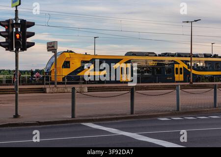 Jūrmala, Lettonia - 22 giugno 2026: Treno passeggeri Vivi alla stazione ferroviaria di Majori nella città di Jūrmala Foto Stock