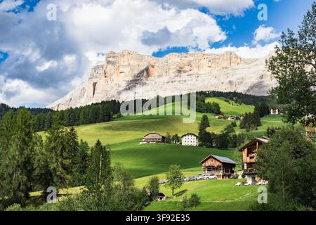 Incantevole villaggio alpino incastonato in una verde valle montana Foto Stock