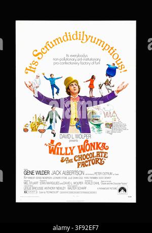 Incontra Charlie con gli amici scrumdidilyumptici Willy Wonka, Mike Teevee. Auqustus Gloop, Veruca Salt Violet Beauregarde, Grandpa Joe e molti deliziosi Oompa-Loompa. DAVID L. WOLPER WiLLY WONK EPHE FABBRICA DI CIOCCOLATO* con GENE WILDER JACK ALBERTSON • e presentando PETER OSTRUM nel ruolo di "Charlie" ROY KINNEAR DENISE NICKERSON LEONARD STONE JULIE DAWN COLE PARIS THEMMEN DODO DENNEY Prodotto da Sceneggiatura di MEL STUART STAN MARGULIES e DAVID L. WOLPER ROALD DAHL "Charlie e la fabbrica del cioccolato" LESLIE BRICUSSE ANTHONY NEWLEY WALTER SCHARF Un FILM PARAMOUNT G A 5 Colori di TECHNICOLOR® Foto Stock