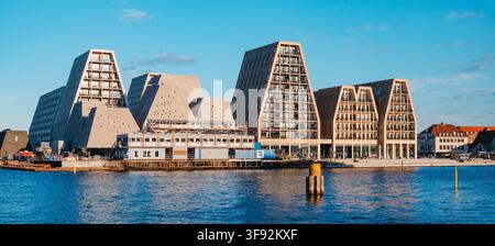 Copenaghen, Danimarca - 12 maggio 2026: Attraverso il porto, Papiroen rivela una skyline angolare di appartamenti e dell'hotel 25hours Paper Island accanto a lavori in corso Foto Stock