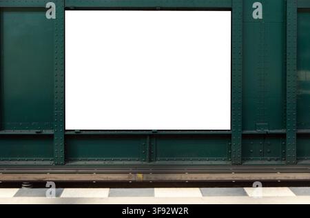 Insegna pubblicitaria bianca vuota in una stazione ferroviaria di Berlino – ideale come sfondo per template di mockup Foto Stock