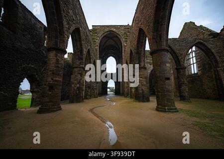 Vista degli archi e delle colonne in pietra storici dell'Abbazia di Saint-Mathieu de Fine-Terre a Pointe Saint-Mathieu a Plougonvelin, in Bretagna, Francia. Foto Stock