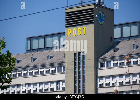 Zurigo, Svizzera - 30 luglio 2026: Facciata storica della torre dell'orologio dell'edificio Sihlpost vicino alla stazione centrale di Zurigo, con l'iconica POST gialla Foto Stock