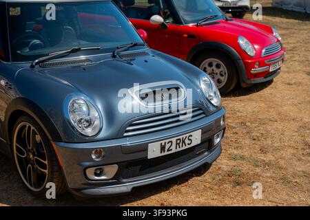 Nuove MINIs originali - R50 rosso 2001 Mini Cooper e 2006 R56 Mini Cooper John Cooper Works GP. Cappucci caldi e più caldi Foto Stock