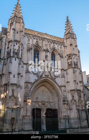 L'imponente facciata gotica della Basilica di Saint-Pierre (Église Saint-Pierre) nel centro storico di Avignone, Francia. Foto Stock