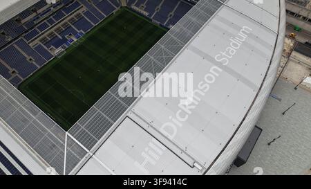 Liverpool, Inghilterra, Regno Unito - 16 maggio 2026: Veduta aerea dello stadio Hill Dickinson che mostra il campo da calcio, i posti a sedere blu e il tetto dello stadio Foto Stock