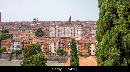 Vista aerea panoramica dello skyline antico della città con il fiume Adige e la torre Lamberti a Verona, Italia. Foto Stock