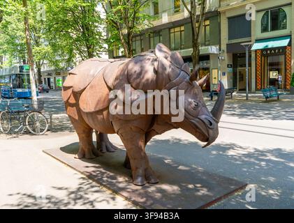 Grande scultura in metallo di rinoceronte installazione artistica sul marciapiede. Statua Rchino a Zurigo, Svizzera - 23 giugno 2026 Foto Stock