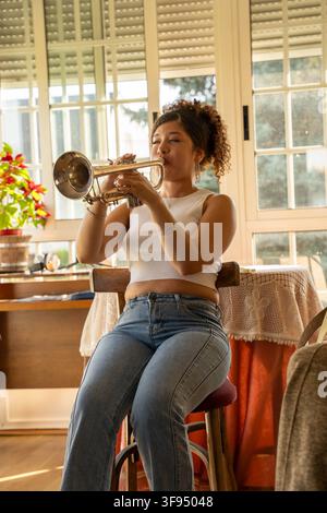 Giovane donna che suona la tromba i Foto Stock