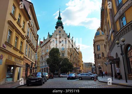Praga, Repubblica Ceca – 28 luglio 2026: Architettura storica e traffico stradale vicino alla Casa Municipale nel centro di Praga. Foto Stock