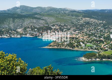 Punto di vista aereo sulla città costiera di Cassis e sul Mar Mediterraneo vicino a Cap Canaille, Bouches-du-Rhône, Provenza, Francia. Foto Stock