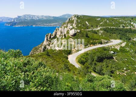 La strada della Route des Crêtes si snoda attraverso il paesaggio costiero mediterraneo vicino a Cassis e Cap Canaille, Bouches-du-Rhône, Francia. Foto Stock