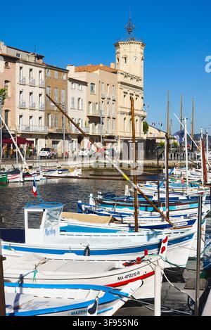 Coloratissimi pescherecci Pointu ormeggiati nel Vecchio Porto di La Ciotat, Bouches-du-Rhône, Provenza, Francia. Foto Stock