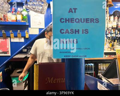 Un sospiro che incoraggia il pagamento in contanti: "Il contante è re" al The Chequers Tavern, Duke St, St James, Mayfair, Londra, SW1Y 6DB Foto Stock