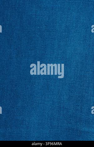 Sfondo in tessuto denim blu. Primo piano di una superficie tessile in jeans. Materiale classico blu navy per il design di abbigliamento casual. Motivo astratto Foto Stock