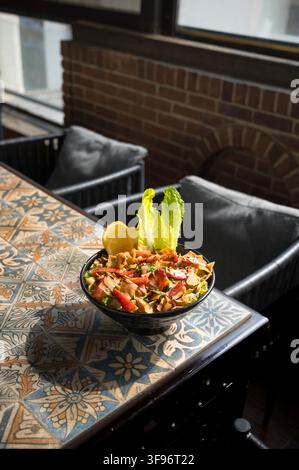 Insalata fattoush con verdure fresche, pane pita croccante, erbe aromatiche e condimento aspro. Foto Stock