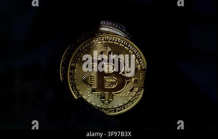 Moneta di criptovaluta Bitcoin in primo piano estremo su sfondo scuro Foto Stock