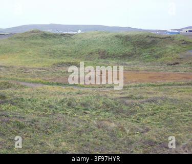Una vista del Center Lake sull'isola di San Paolo, in Alaska, con la Guardia Costiera e l'aeroporto di San Paolo sullo sfondo, scattata il 29 settembre 2000 nell'ambito del Progetto di Restaurazione delle Isole Pribilof. Foto Stock