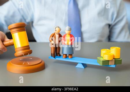Compensazione equa per una coppia di anziani in tribunale. Pagamenti di pensione e assicurazione. Salario dignitoso. Politica sociale e legislazione sui diritti degli anziani. - Fotomontaggio Foto Stock