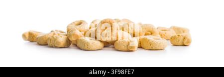 Un primo piano di una pila di taralli dorati, tradizionali biscotti italiani a forma di anello, fotografati su sfondo bianco. Spuntino croccante e saporito perfetto per antipasti, tavole di antipasti e snack informali. Foto Stock