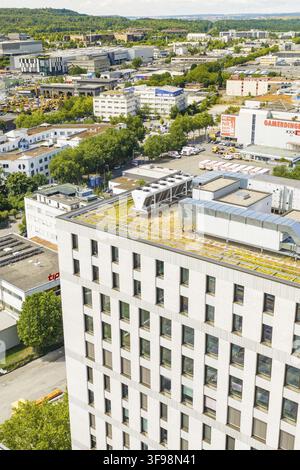 Edificio alto in un'area industriale urbana con design moderno e edifici circostanti, nuovo edificio ospedaliero, aeroporto di Boeblingen, Germania Foto Stock