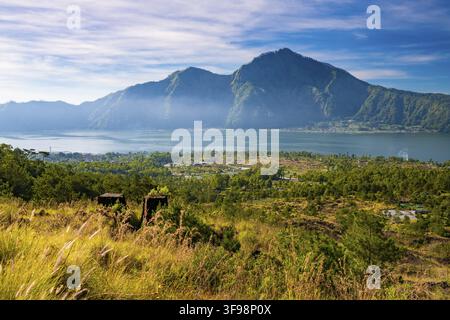 Monte Abang, vulcano Abang, montagna, lago Batur, lago Batur, Bali, Indonesia Foto Stock