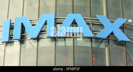 Grande cartello blu IMAX sulla facciata di vetro al chiuso Per il cinema pubblico Arena a Sofia Bulgaria Europa orientale UE Foto Stock