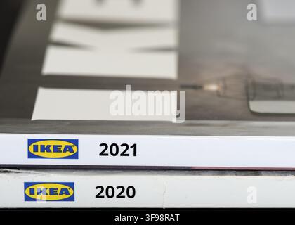 Prima piano dei cataloghi cartacei dell'edizione vecchia IKEA 2020 e della nuova edizione IKEA 2021, l'ultima versione stampata pubblicata dal rivenditore svedese di mobili e articoli per la casa Foto Stock