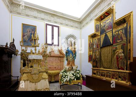 Cappella riccamente decorata con altare, statua della Madonna e immagini di santi, Basilica Collegiata de Xativa, La Seu, Mittelstadt, Xativa, Jativa, Valencia Foto Stock